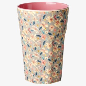 Bild av en färgglad och praktisk blommönstrad mugg