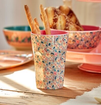 Bild av färgglad och inbjudande fika med blommönster