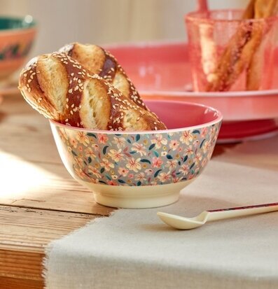 Foto av hemtrevligt köksbord med blommig skål