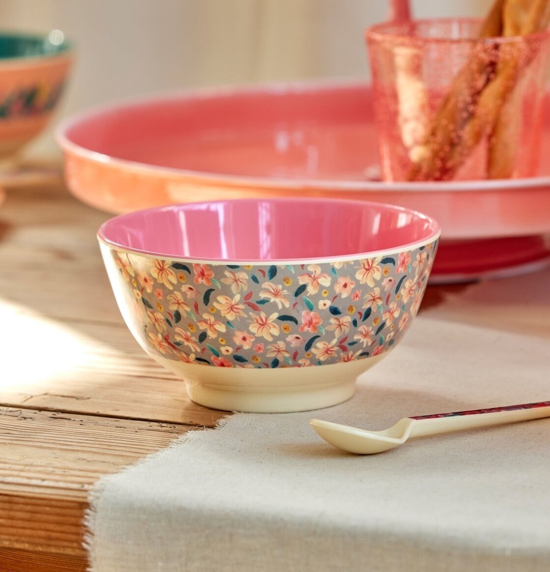 Skål Sandy Flower Print från Rice på träbord med ljus duk