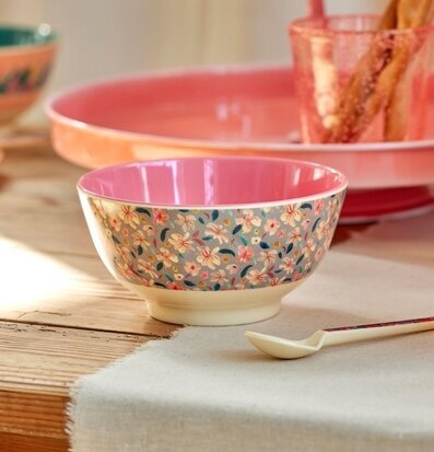 Bild av stilfull och funktionell skål i hemtrevlig miljö