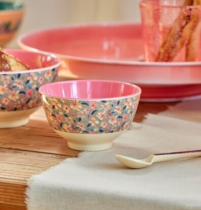 Bild av färgglad skål och rustik bordskomposition