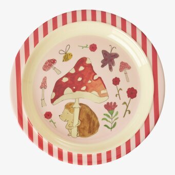 Bild av färgglad barntallrik med skogsmotiv