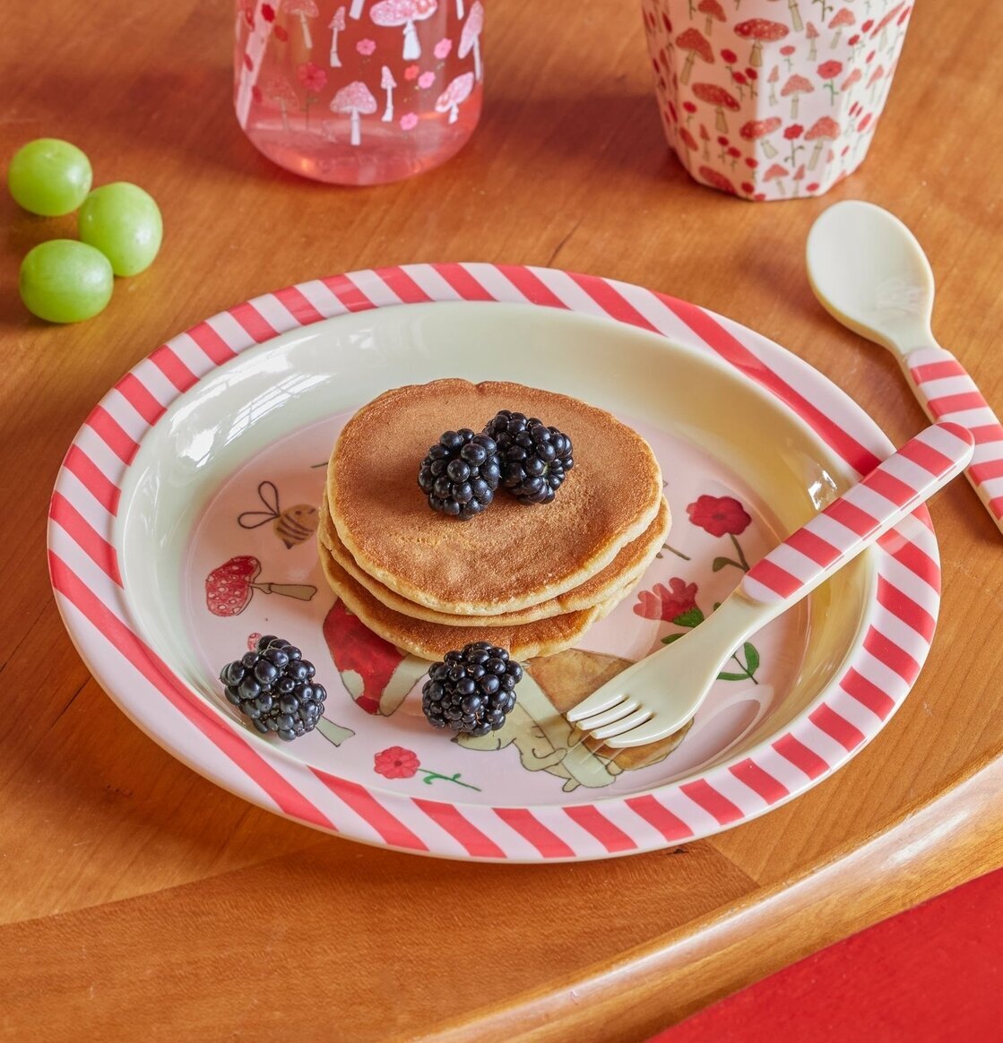 Bild av inbjudande och lekfull frukost för barn