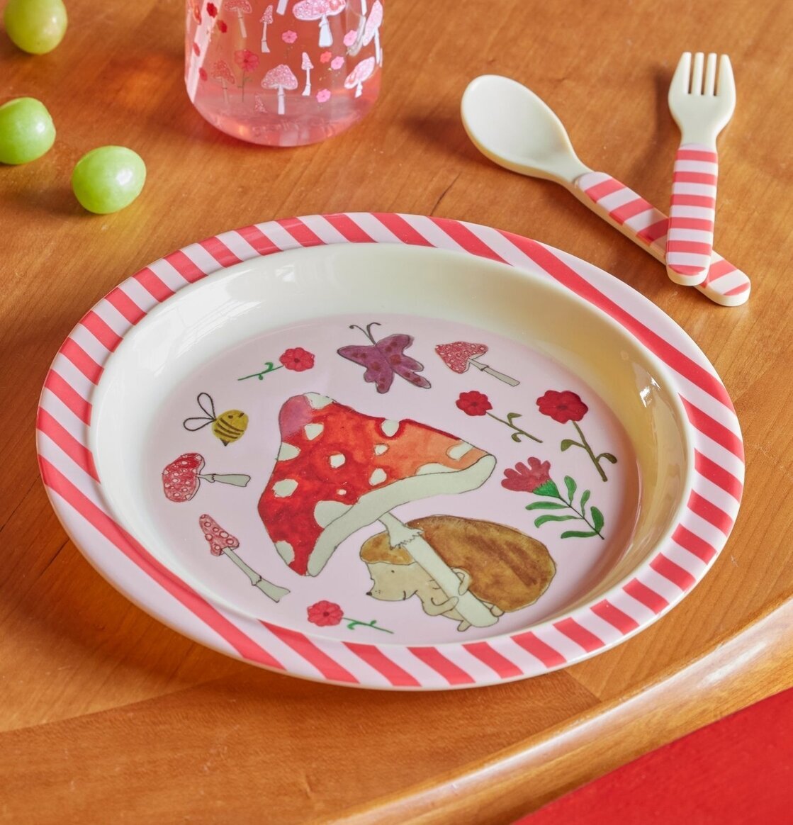 Bild av lekfull barntallrik med skogsäventyrsmotiv