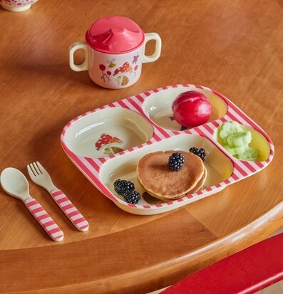 Bild av färgglad barntallrik med skogsmotiv