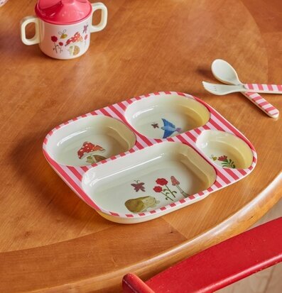 Bild av färgglad barntallrik med skogsmotiv