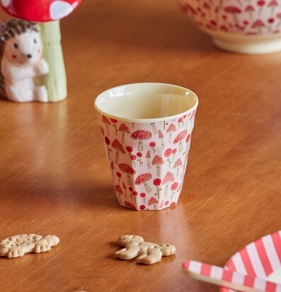 Bild av lekfull miljö med skogstema och barnartiklar