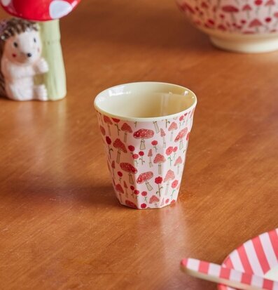 Bild av lekfull och funktionell barnmugg och dukning