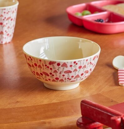 Bild av färgglad skål på träbord med mat i bakgrund