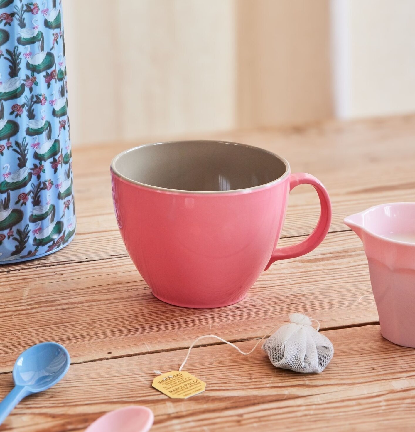 Melamin Jumbomugg Rosa från Rice på rustikt träbord