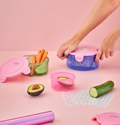 Bild av färgglada och praktiska plastburkar i köket