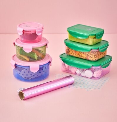 Bild av färgglada plastburkar för köksförvaring