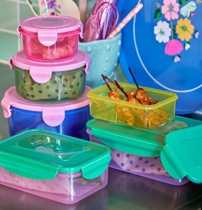 Bild av färgglada plastburkar i modernt och livfullt kök