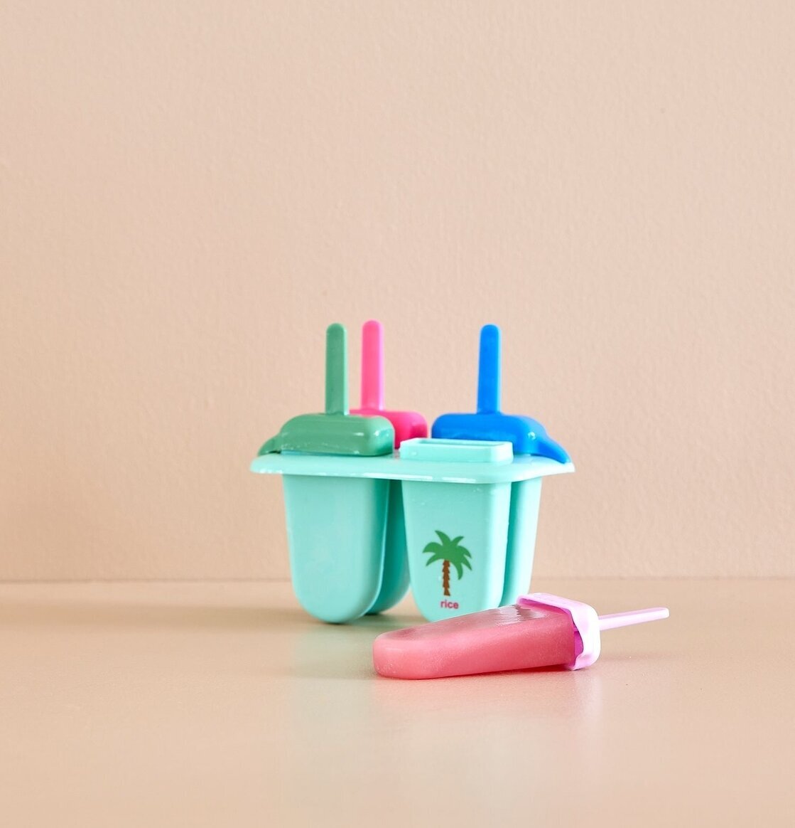 Glassform 4-Pack från Rice i ljus turkos med färgglada lock