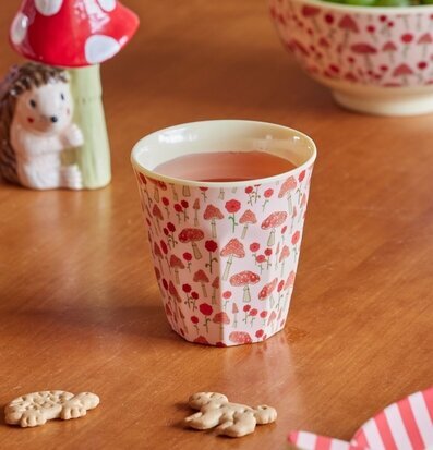 Bild av färgglatt bord med lekfulla köksdetaljer