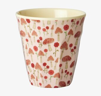 Bild av melaminmugg med fantasifullt skogsmönster