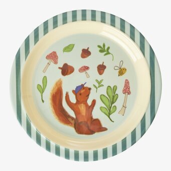 Bild av färgglad barntallrik med skogstema och ekorre