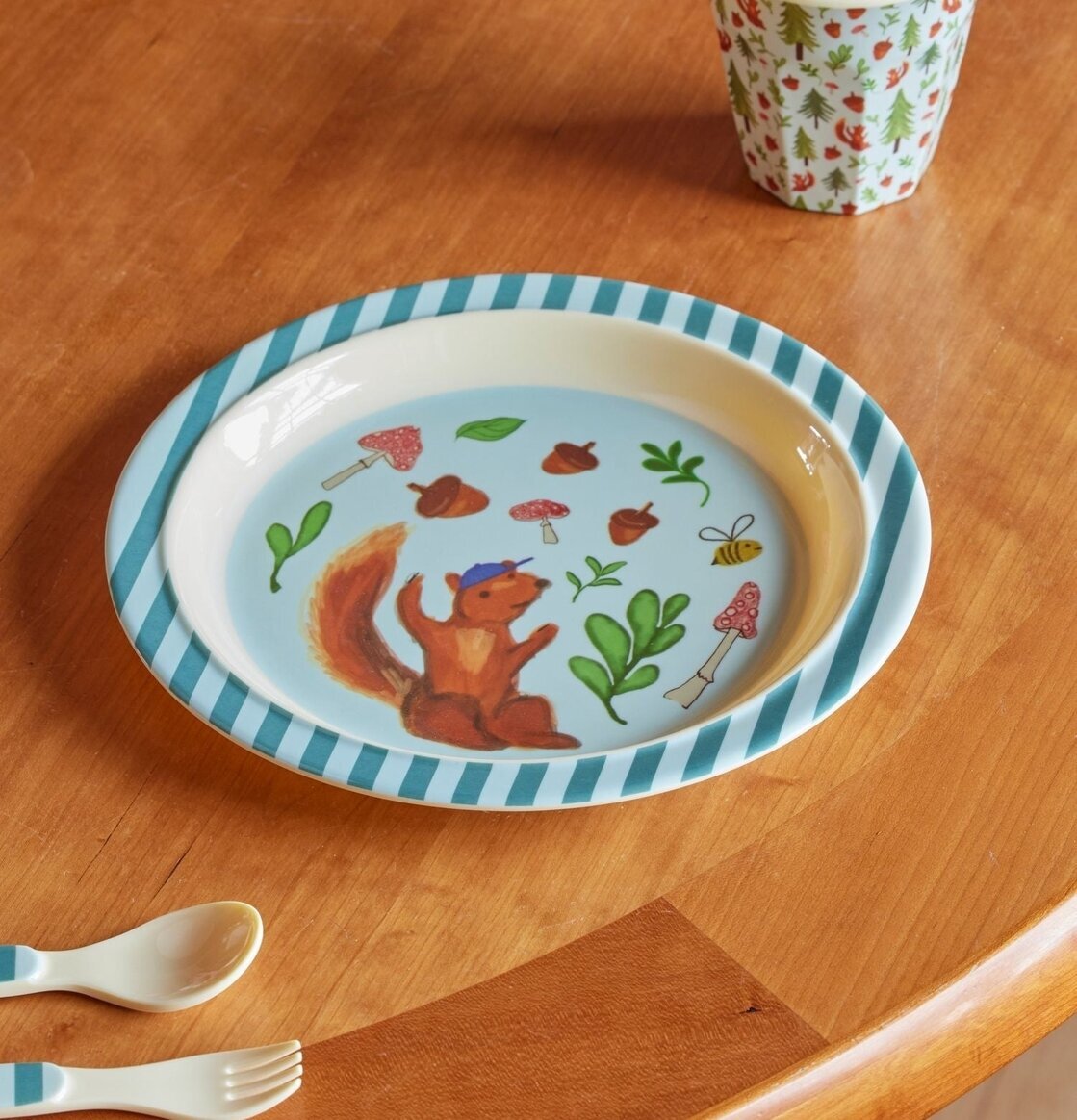 Barntallrik Blue Happy Forest Print från Rice på trämöbel