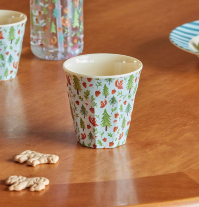 Bild av färgglad mugg med naturmotiv och fikaelement