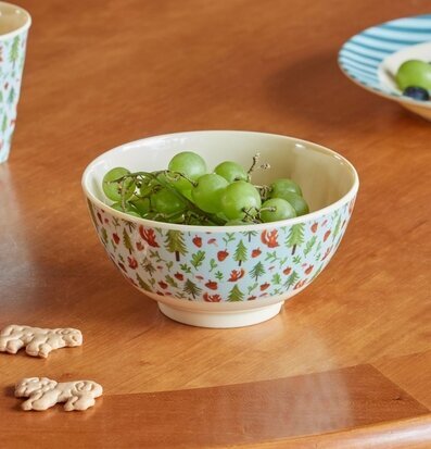 Bild av ett vackert dukat bord med druvor och kakor