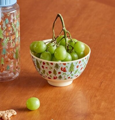 Bild av charmig vardagsscen med skogsinspirerade motiv