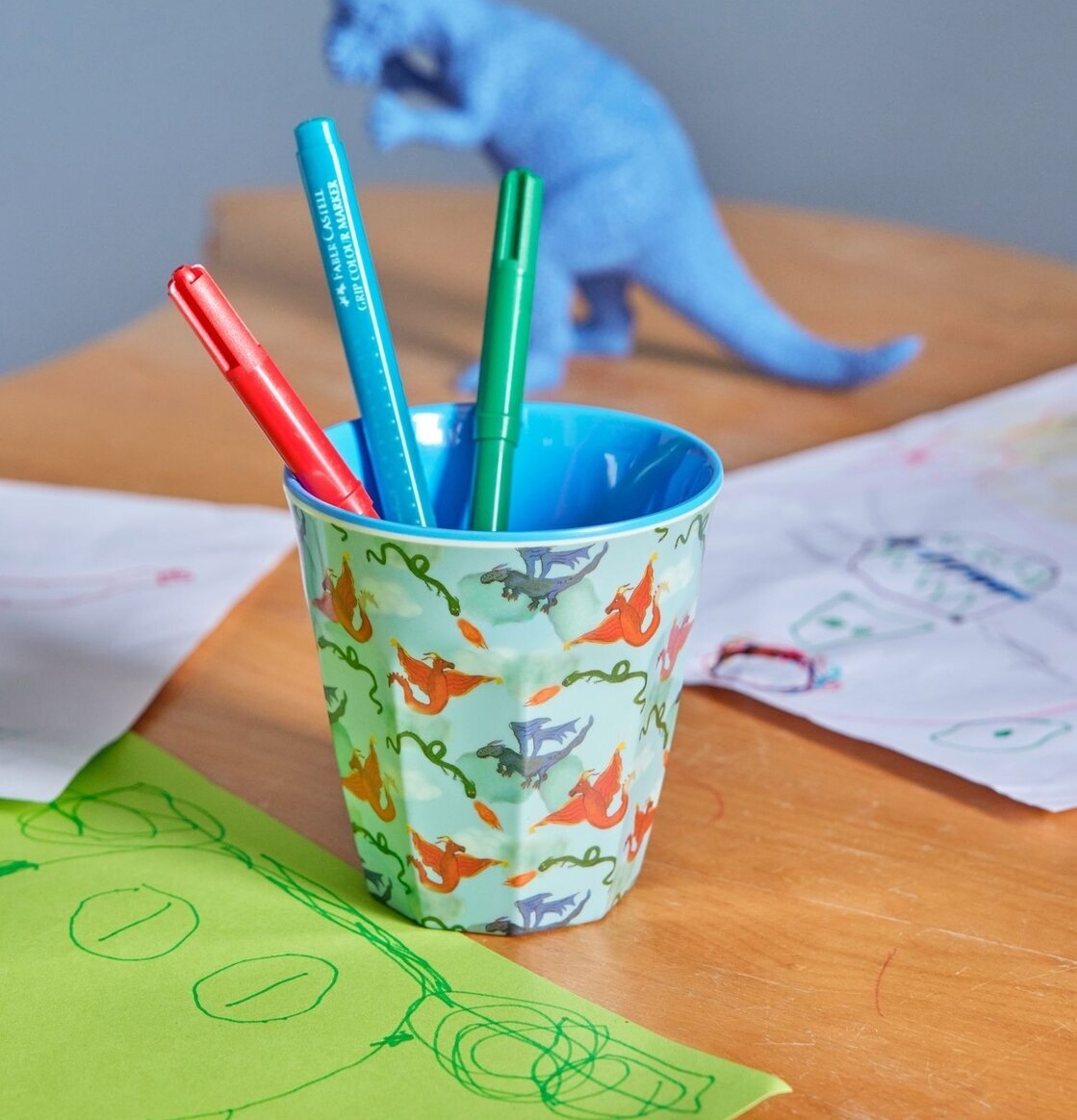 Melaminmugg Dragon Print från Rice fylld med färgpennor