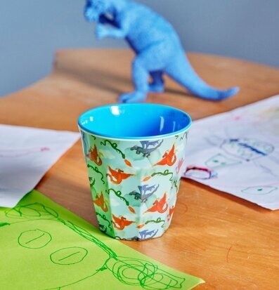 Bild av lekfull scen med mugg, teckningar och leksak