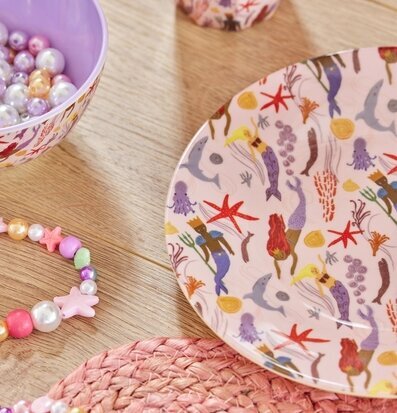 Foto av färgglada och detaljerade barntallrikar