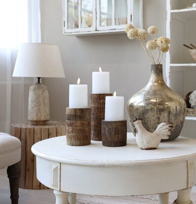 Bild av stilfullt inrett rum med ljusstake och ljus