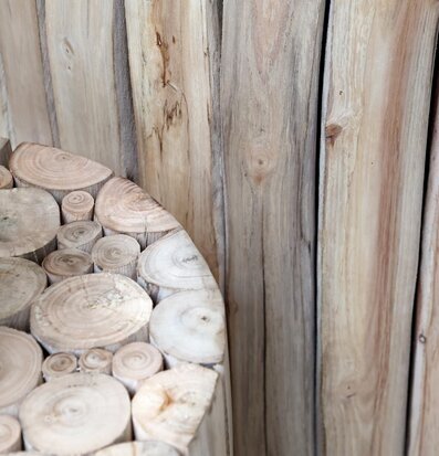 Bild av rustik träpall med naturliga detaljer