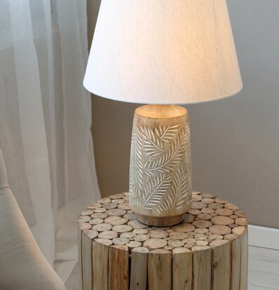 Bild av stilrent rum med lampa och naturligt bord