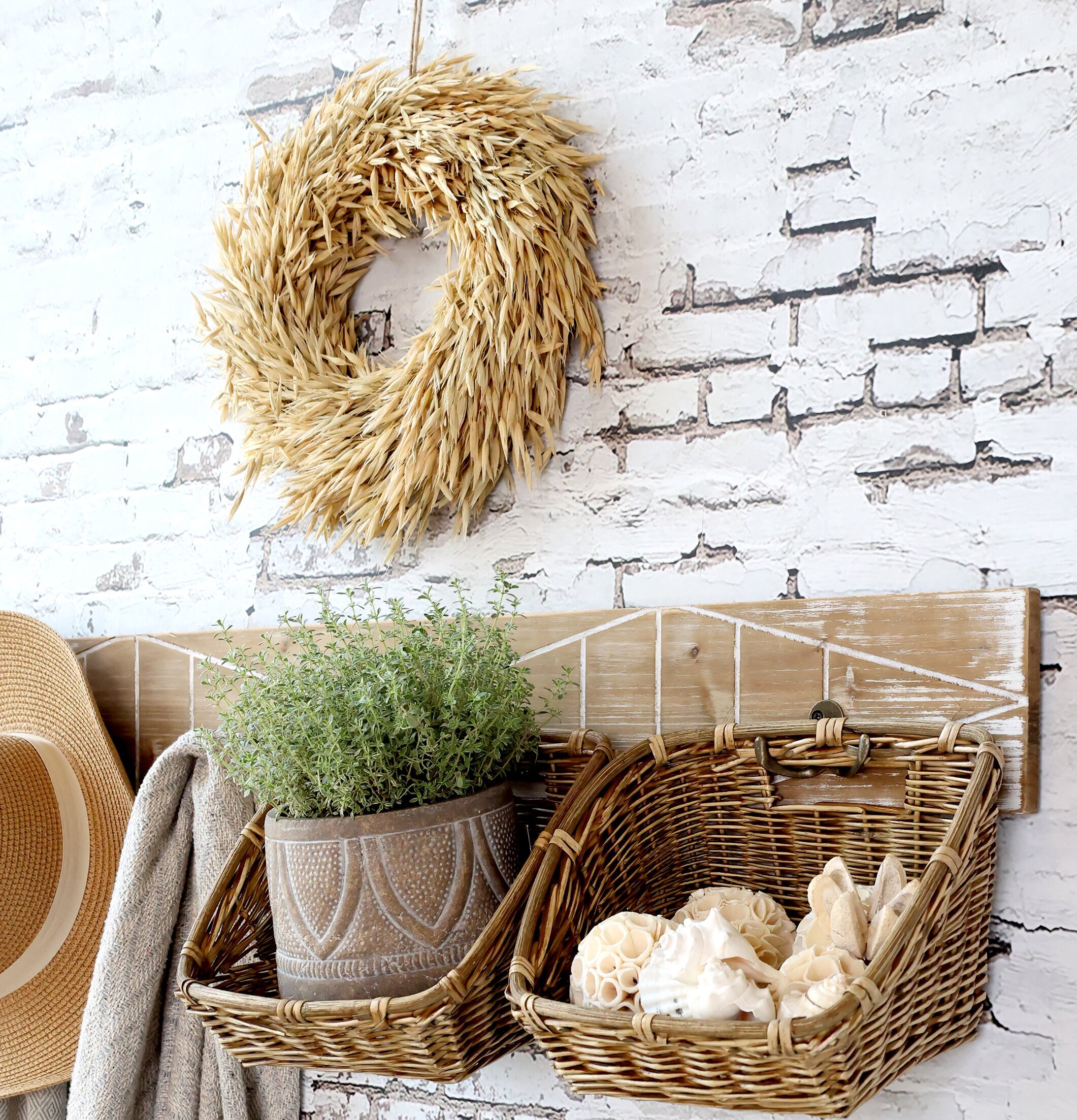 Krans Fleur Natur Ø30cm från Chic Antique på vit tegelvägg