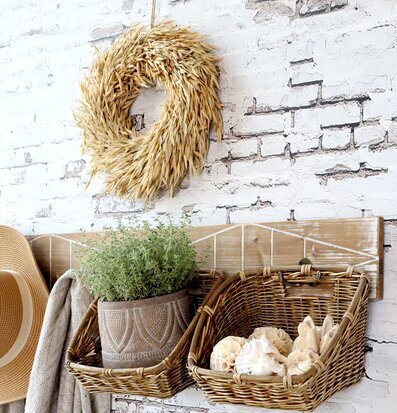 Bild av harmonisk väggdekoration med naturliga inslag