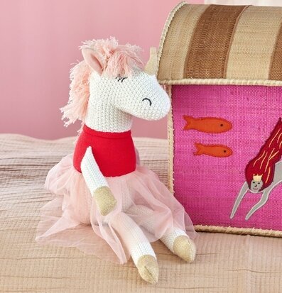 Bild av enhörningskudde med rosa och guld detaljer