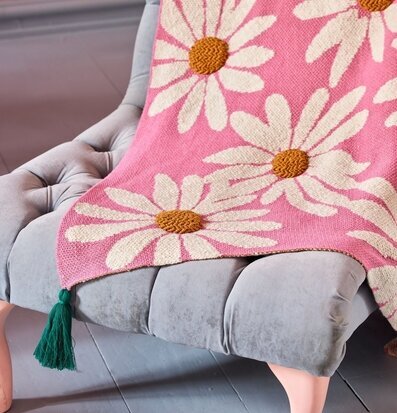 Bild av rosa bomullsfilt med blommönster i inredning