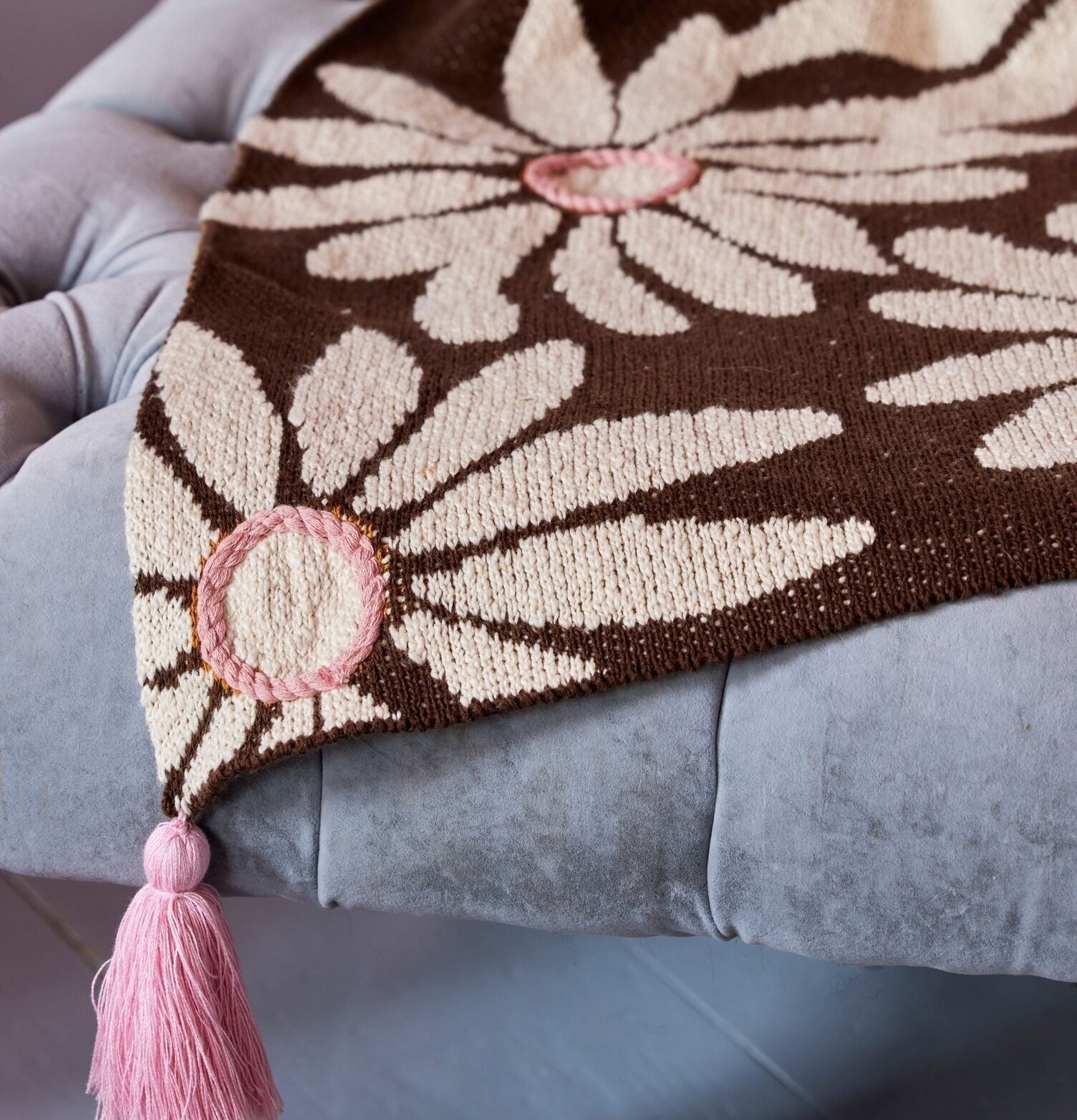 Bomullsfilt Brun från Rice med vita blommor och rosa tofsar