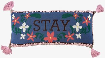 Bild av färgglad prydnadskudde med broderade blommor