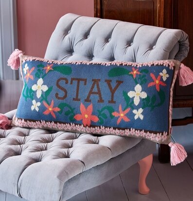 Bild av inbjudande interiör med dekorativ kudde