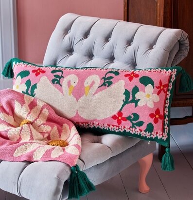 Bild av stilfull och hemtrevlig inredning i rosa toner