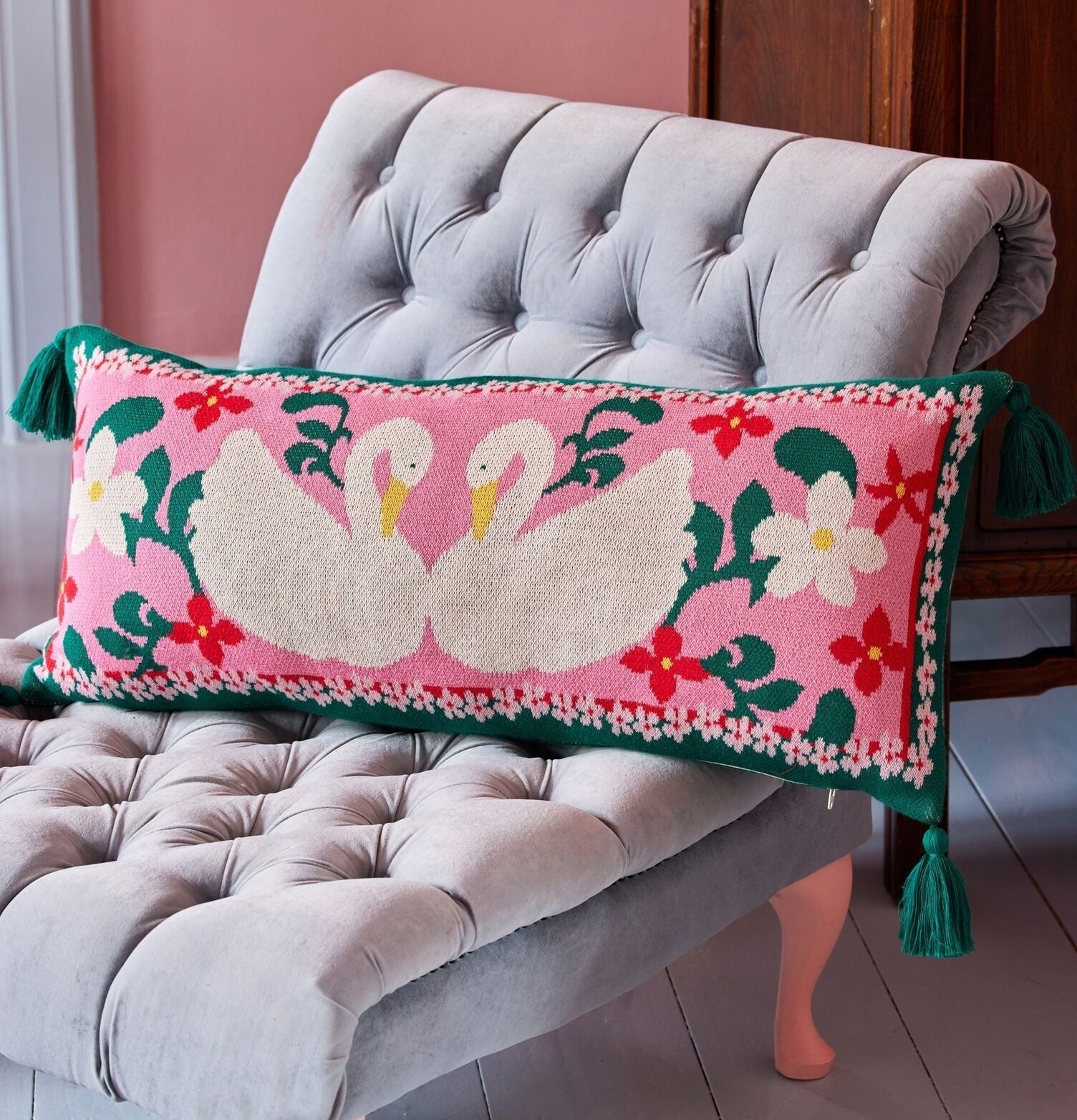 Prydnadskudde - Swan från Rice på grå soffa med rosa vägg
