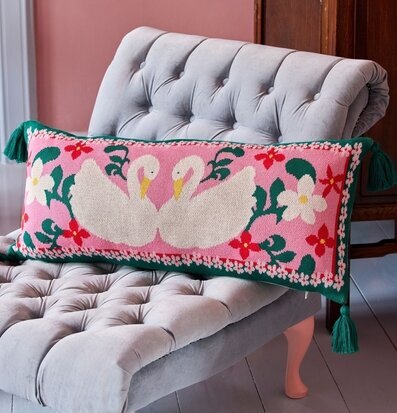 Bild av elegant kudde med svanmönster i rosa miljö