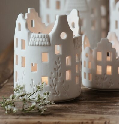 Foto av dekorativa ljushus i keramik för heminredning