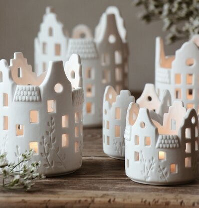 Bild av charmiga keramikhus som sprider värme