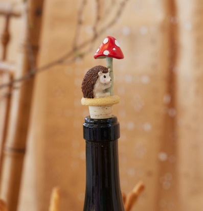 Bild av lekfull vinkork med igelkott och svamp