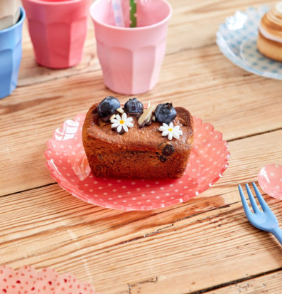 Foto av färgglad fikascen med bakverk och dekorationer