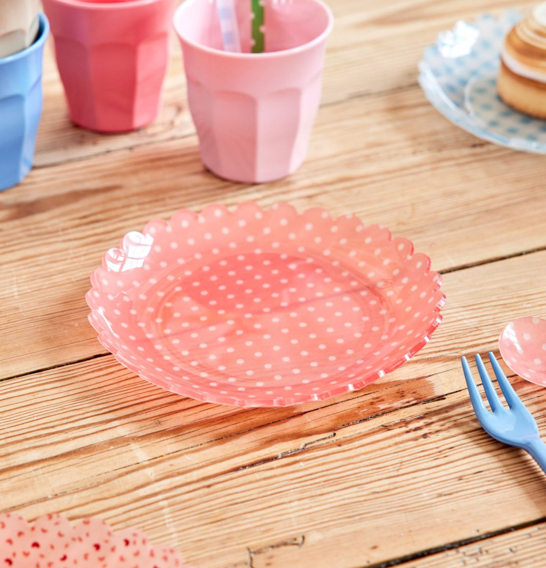 Liten Assiett - Coral Dots från Rice med vita prickar