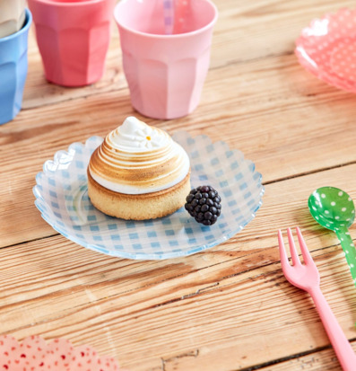 Bild av färgglada bordstillbehör och stilren assiett