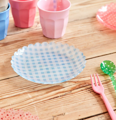 Bild av färgglatt och lekfullt bordsarrangemang