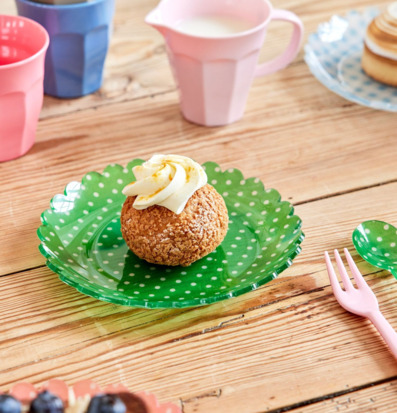 Foto: Färgglad och lekfull bordsscen med porslin